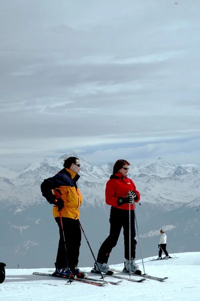 Skiers at mountain top — Stock Photo, Image