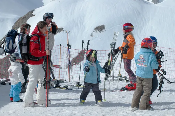 Esquiadores en cima de la montaña — Foto de Stock