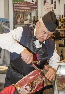 adam bir jambon kesme