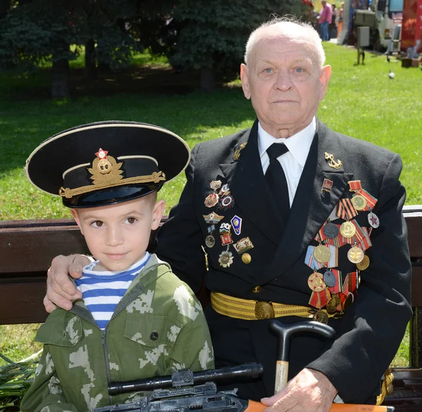 Grandfather and grandson on Victory Day — Stock Photo, Image