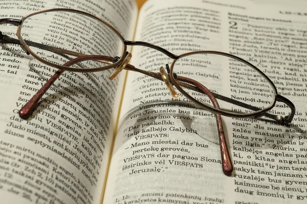 Bible and glasses — Stock Photo, Image