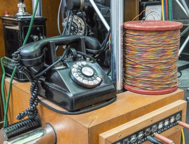 eski bir siyah telefon.