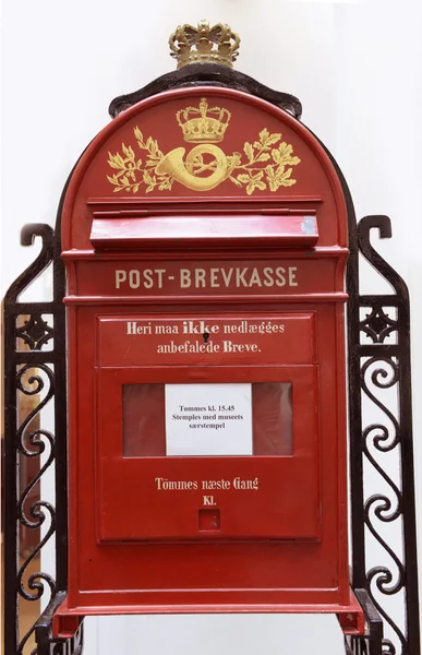 Röd vintage postlåda. Royaltyfria Stockbilder