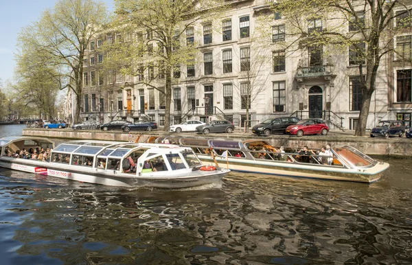 Amsterdam'da turist tekneleri — Stok fotoğraf