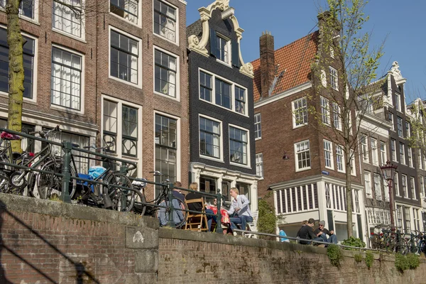 Embankment of Amsterdam canal — Stock Photo, Image