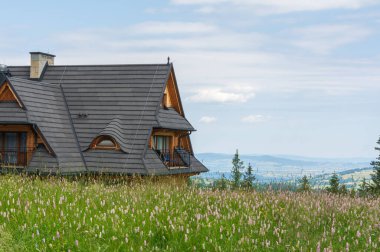 Eğimli çatılar, Zakopane ile küçük bina.