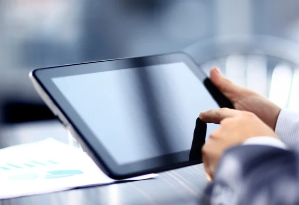 Dijital tablet tutan işadamı