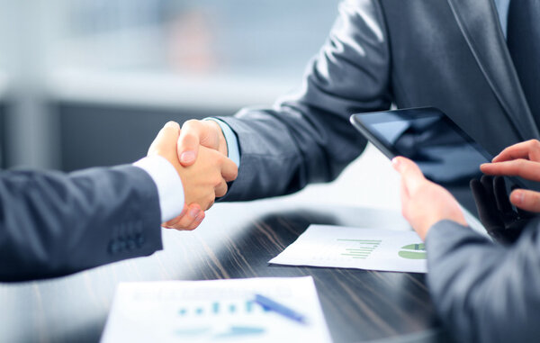 Negocios estrechando manos en la oficina — Foto de Stock
