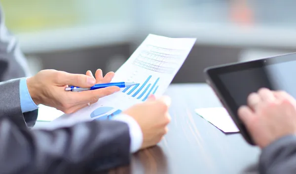 Equipe de negócios analisando resultados de pesquisa de mercado juntos — Fotografia de Stock