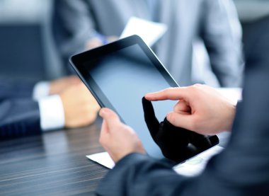 Dijital tablet tutan işadamı