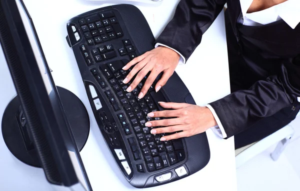 在计算机键盘上打字的女性手 — 图库照片