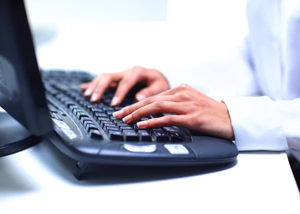 Vrouwelijke handen typen op computer toetsenbord — Stockfoto
