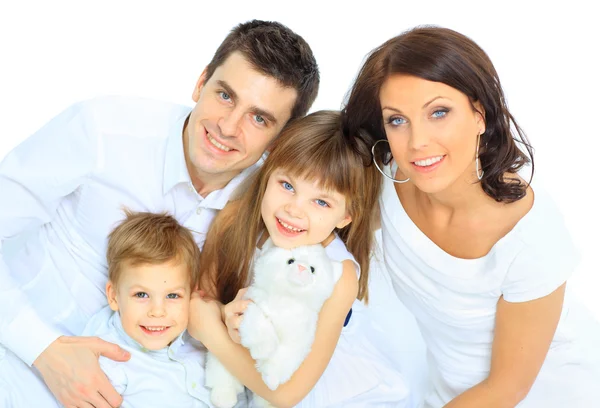 Όμορφη ευτυχισμένη οικογένεια - απομονωμένη σε λευκό φόντο — Φωτογραφία Αρχείου