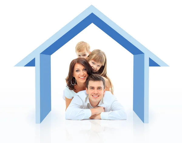 Hermosa familia en una casa aislada sobre un fondo blanco — Foto de Stock