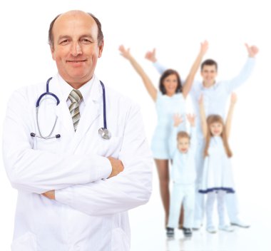 Doktor arka planında sağlıklı mutlu bir aile portresi