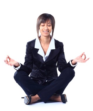 Yoga yaparken bir iş kadını. Beyaz arka plan üzerinde izole.