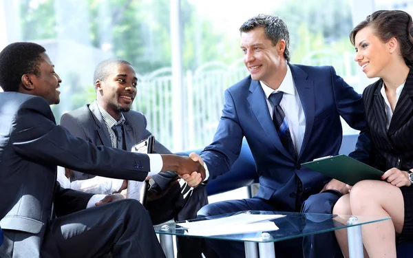 Geschäftliches Händeschütteln bei einem Meeting — Stockfoto