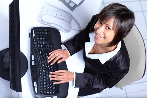 Visão superior de uma executiva de negócios feminina feliz trabalhando no laptop . — Fotografia de Stock