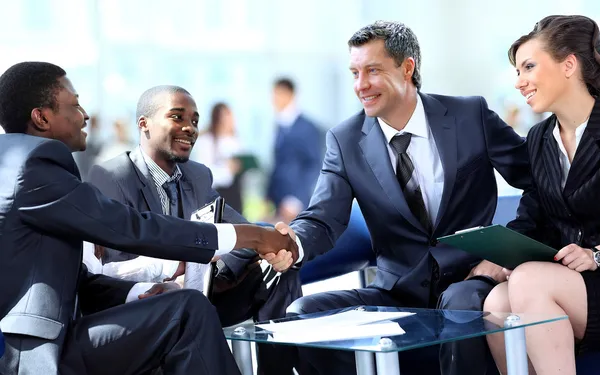 Gente de negocios moviendo las manos — Foto de Stock