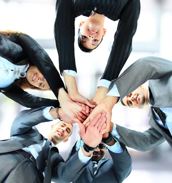 Pequeno grupo de negócios juntando as mãos, visão de baixo ângulo . — Fotografia de Stock