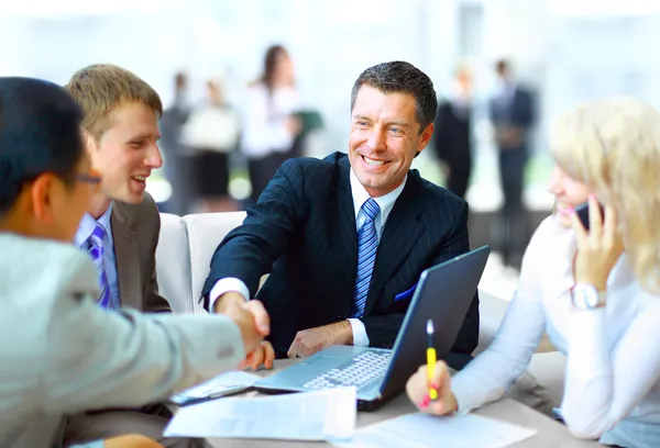 Negocio estrechando la mano, terminando una reunión — Foto de Stock