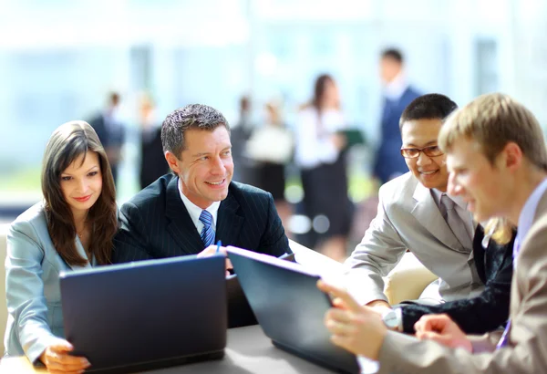 Geschäftstreffen - Manager bespricht Arbeit mit Kollegen — Stockfoto