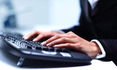 Bilgisayar klavyesinde yazan kadın elleri