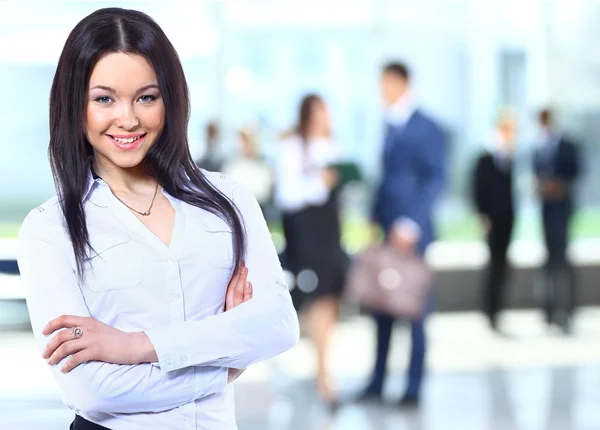 Moderno, natural, uno,, persona, retrato, bonito, profesional, sonrisa, de pie, estudio, éxito, exitoso, traje, blanco, mujer, mujeres, trabajador, joven —  Fotos de Stock