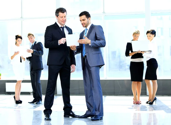 Encontro, homens, misto, moderno, escritório, parceria, pessoa, planejamento, retrato, profissional, sentado, sorrindo, sucesso, sucesso, mesa, conversando, equipe, trabalho em equipe, juntos, mulher, mulheres, trabalho — Fotografia de Stock