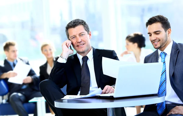 Encontro, homens, misto, moderno, escritório, parceria, pessoa, planejamento, retrato, profissional, sentado, sorrindo, sucesso, sucesso, mesa, conversando, equipe, trabalho em equipe, juntos, mulher, mulheres, trabalho — Fotografia de Stock