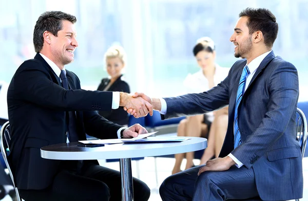 Reunión, hombres, mixto, moderno, oficina, sociedad,, persona, planificación, retrato, profesional, sentado, sonriendo, éxito, exitoso, mesa, hablar, equipo, trabajo en equipo, juntos, mujer, mujeres, trabajo — Foto de Stock