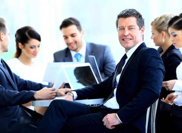 Réunion, hommes, mixte, moderne, bureau, partenariat,, personne, planification, portrait, professionnel, assis, souriant, succès, succès, table, parler, équipe, travail d'équipe, ensemble, femme, femmes, travail — Photo