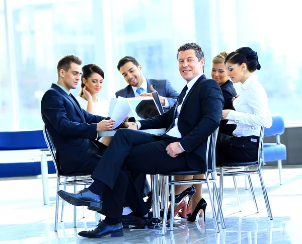 Reunión, hombres, mixto, moderno, oficina, sociedad,, persona, planificación, retrato, profesional, sentado, sonriendo, éxito, exitoso, mesa, hablar, equipo, trabajo en equipo, juntos, mujer, mujeres, trabajo — Foto de Stock