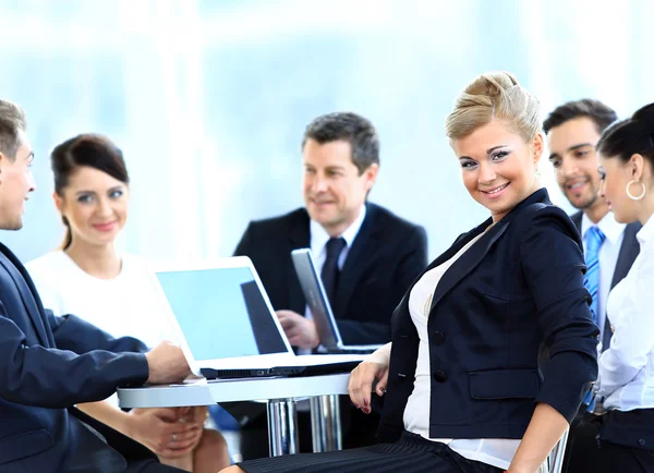 Reunión, hombres, mixto, moderno, oficina, sociedad,, persona, planificación, retrato, profesional, sentado, sonriendo, éxito, exitoso, mesa, hablar, equipo, trabajo en equipo, juntos, mujer, mujeres, trabajo — Foto de Stock