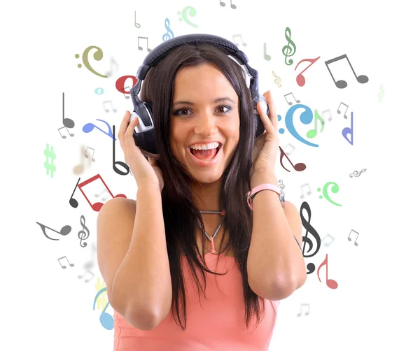 Fiatal nő fülhallgatóval zenét hallgat — Stock Fotó