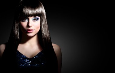 güzel bir kadınla uzun siyah kıvırcık saçlar yüzü closeup