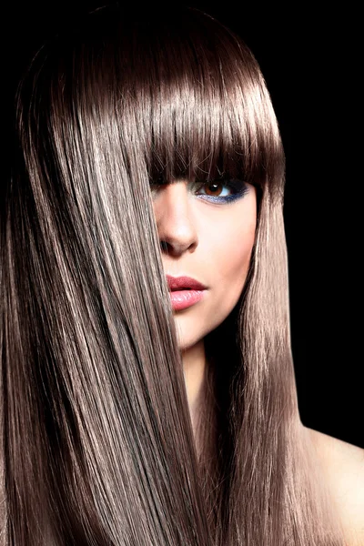 Primo piano volto di bella donna con lunghi capelli ricci neri — Foto Stock
