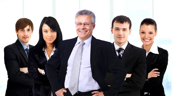 Hombre de negocios y su equipo aislados sobre un fondo blanco — Foto de Stock