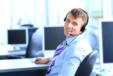 headse kullanarak callcenter, çalışma mutlu genç adam