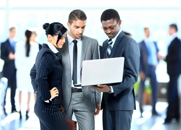 Uomini d'affari di successo che lavorano insieme — Foto Stock