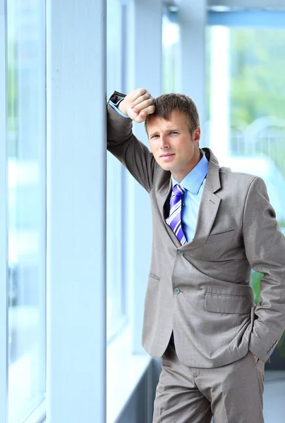 Retrato de un hombre de negocios mirando a la ventana — Foto de Stock