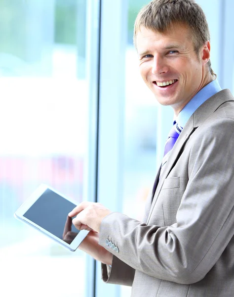 onun tablet üzerinde çalışan bir işadamı portresi