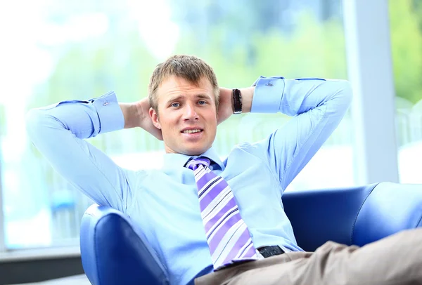 Zakenman ontspannen in zijn kantoor — Stockfoto