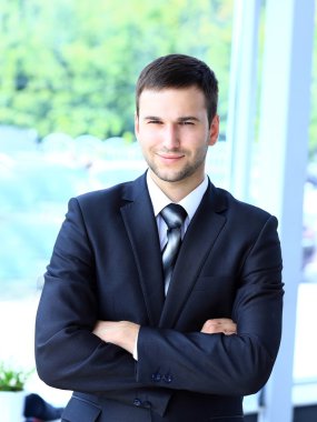 Gülümseyen yakışıklı bir iş adamının portresi