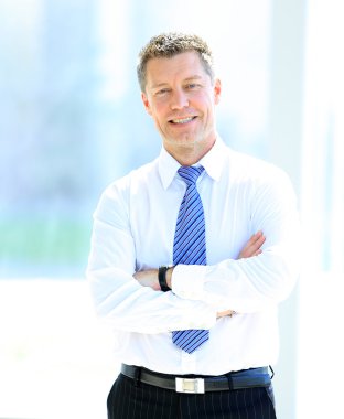 Orta gülümseyen iş adamı yaşlı