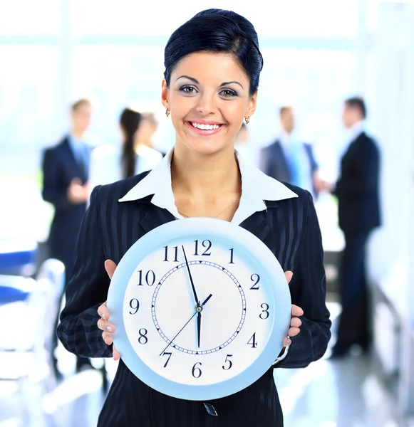 Joven atractiva mujer de negocios sosteniendo reloj — Foto de Stock