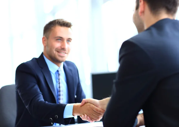 Hombre de negocios estrechando la mano para sellar un trato con su compañero —  Fotos de Stock