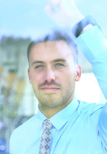 Geschäftsmann schaut durchs Fenster — Stockfoto