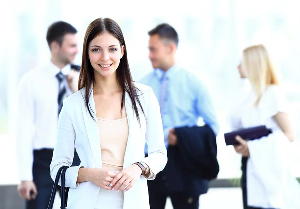 Mujer de negocios con su equipo en la oficina — Foto de Stock