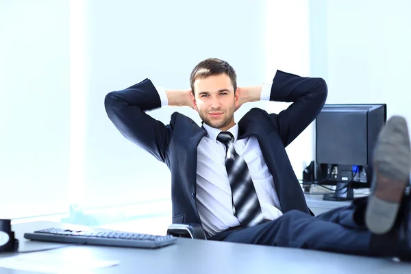 Задоволений бізнесмен розслабляється в своєму офісі — стокове фото